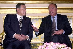 Mori meets French President Chirac in Paris
